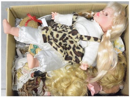 Cartone contenente numerose bambole di epoche e materiali differenti (difetti)