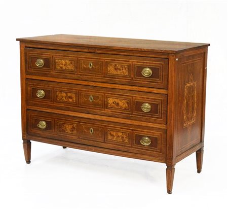 Comò in noce a tre cassetti, filettato a poligoni intersecati, intarsiato a rac