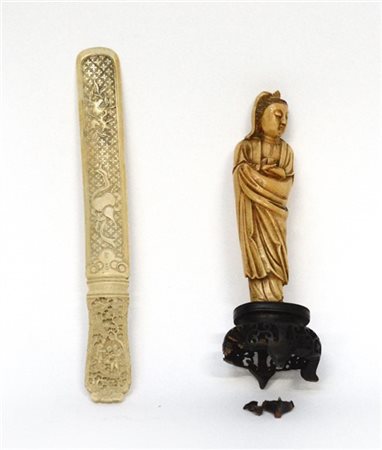 Manifattura orientale. Due sculture diverse in avorio intagliato (difetti)