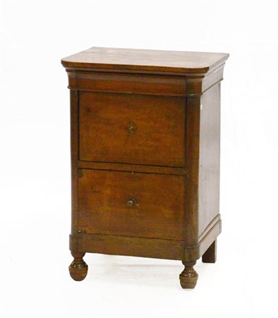 Comoda lastronata in noce con fronte a due cassetti e un'anta. Piedi anteriori