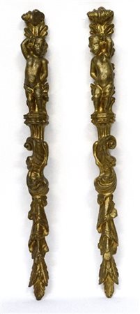 Coppia di antichi fregi in legno intagliato e dorato a motivi fogliati e putti