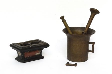 Lotto composto da un calamaio in marmo nero e rosso e un mortaio con pestelli i