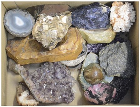 Cartone contenente numerosi quarzi e pietre dure (difetti)