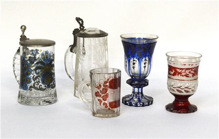 Manifattura di Boemia. Lotto composto da cinque tra bicchieri e boccali in vetr