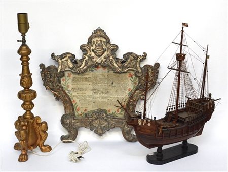 Lotto composto da un candeliere in legno dorato, un cartagloria in rame argenta