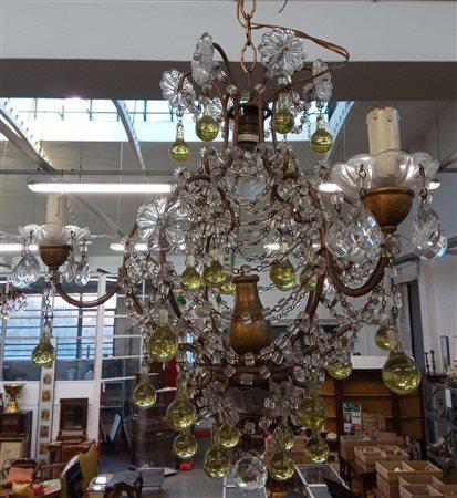 Lampadario a cesto a quattro fiamme decorato da pendagli in vetro incolore e ve