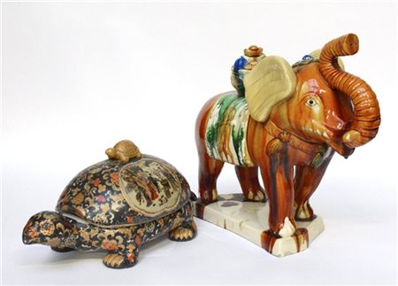 Manifattura orientale. Lotto composto da due sculture in ceramica policroma raf