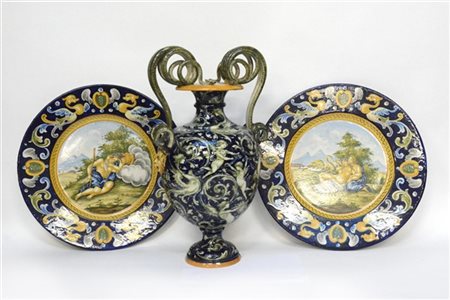 Lotto composto da un vaso biansato marcato Molaroni e una coppa di piatti in ce