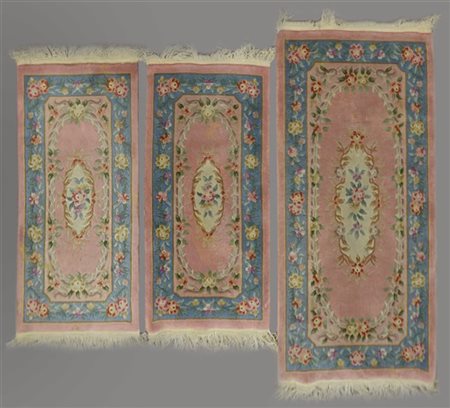 Lotto composto da tre tappeti, parure da camera da letto, Cina, secolo XX.
Deco
