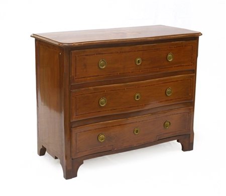 Comò a tre cassetti con fronte mosso, intarsiato e filettato in legno chiaro a