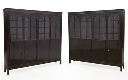 Coppia di librerie a quattro ante con parte superiore a vetri centinati e infer