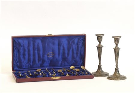 Lotto composto da un set di cucchiaini in vermeille in custodia e due candelier