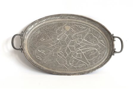 Vassoio biansato in argento interamente inciso a motivi vegetali e volute. Medi