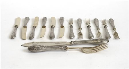 Parte di servizio di posate composto da sei forchettine e sei coltelli da dolce