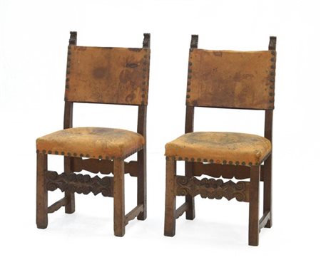 Coppia di seggioloni in legno ricoperti in pelle, borchiati, gambe dritte unite