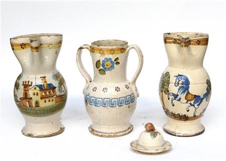 Lotto composto da una coppia di versatoi in maiolica policroma e da un vaso bia