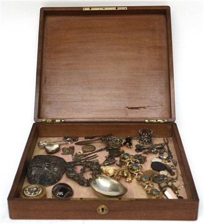 Scatola in legno contenente ciondoli, spille, fibbie, un bracciale, una scatola