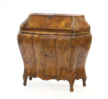 Antica ribalta in radica, due ante sul fronte rivelano vani e due cassetti, ant