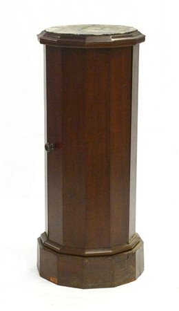 Colonna in legno sfaccettato ad un'anta celante vani, piano in marmo (h. cm 96)