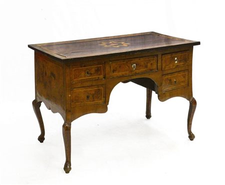 Antico scrittoio in legno intagliato e filettato, fronte a cinque cassetti radi