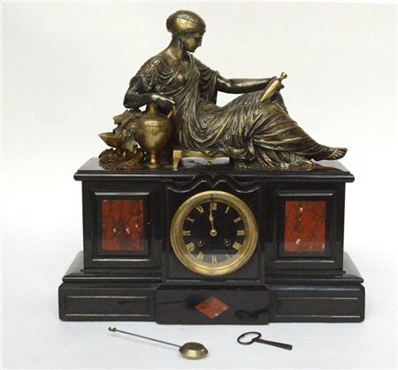 Orologio da tavolo con cassa in marmo sormontata da figura femminile in bronzo
