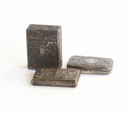 Lotto composto da tre tabacchiere in argento, una con miniatura smaltata (g 260