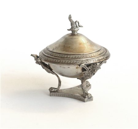 Zuccheriera in stile Impero in argento con presa sormontata da cigno e montanti