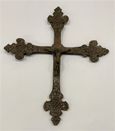 Arte del secolo XIX "Cristo crocifisso" scultura in rame (h. cm 43) (difetti)