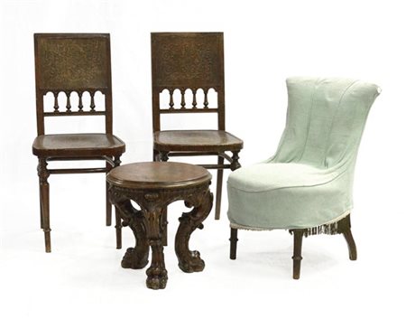 Lotto composto da due sedie, uno sgabello e una poltrona da camera (difetti e m