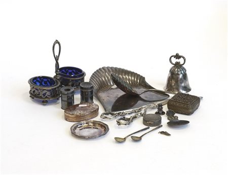 Lotto composto da numerosi oggetti in argento e metallo di diversa fattura, in