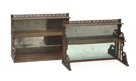 Lotto composto da due alzate in legno con fondo a specchi e montanti sagomati e