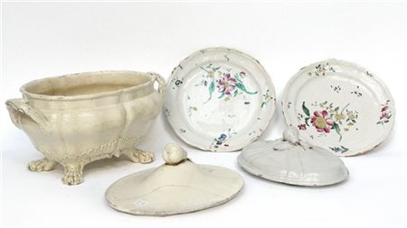 Lotto composto da due piatti Lodi, una zuppiera e due coperchi in maiolica e te