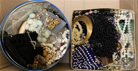 Lotto composto da due scatole di bigiotteria varia(difetti)