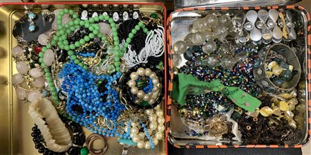 Lotto composto da due scatole di bigiotteria varia (difetti)