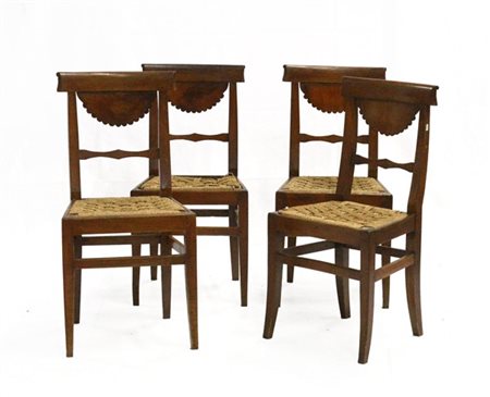 Gruppo di quattro sedie con schienale a giorno decorato da fregio sagomato. Sec