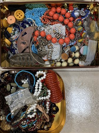 Lotto composto da due scatole di bigiotteria varia (difetti)