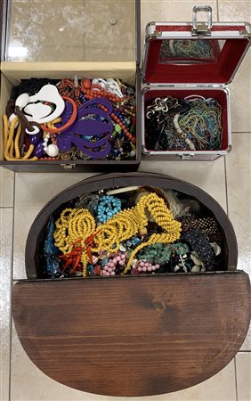 Lotto composto da una scatola in legno e due beauty case contenenti bigiotteria