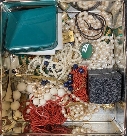 Scatola contenente bigiotteria varia (difetti)