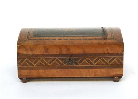 Scatola portagioie lastronata in legni vari e intarsiata a motivi fogliati e ge