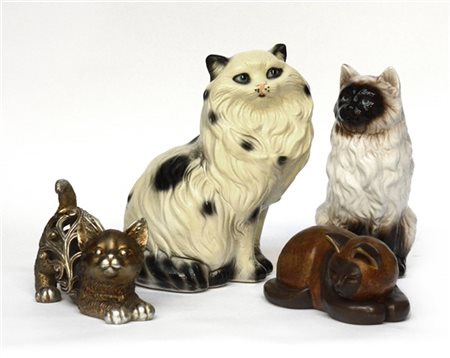 Lotto composto da quattro sculture raffiguranti gatti, uno di Thun (difetti)