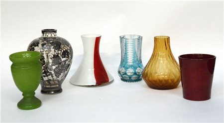 Lotto composto da sei vasi in vetro e ceramica di diversa epoca e manifattura.