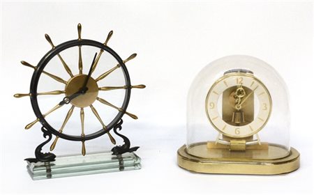 Lotto composto da due orologi da tavolo, uno con campana in vetro, l'altro in f
