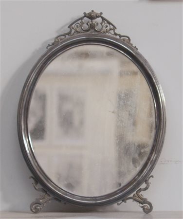 Specchio da tavolo in metallo argentato con cimasa e piedini traforati (cm 45x3