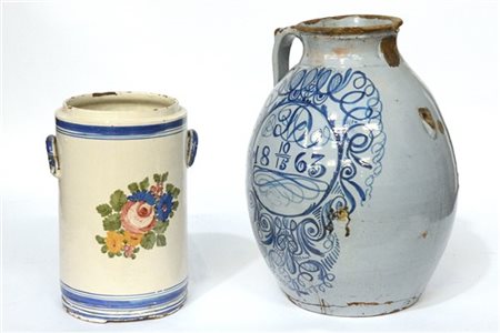 Lotto composto da una brocca e un vaso in ceramica policroma (difetti e mancanz
