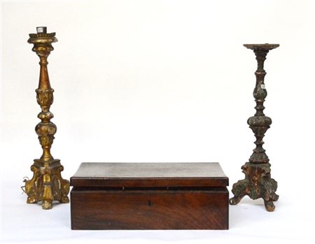 Lotto composto da una coppia di candelieri in legno intagliato e laccato e una
