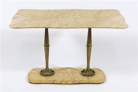 Tavolino basso con piano e base in marmo.