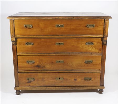 Cassettone in legno a 4 cassetti con intarsi in legni chiari.