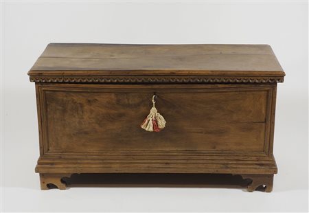 Cassapanca in legno chiaro. cm. 53x105x44.