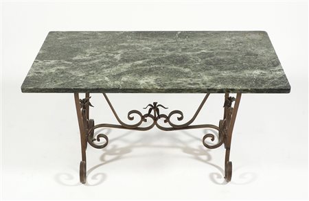 Tavolo basso con piano in marmo rettangolare, base in ferro lavorato. cm....