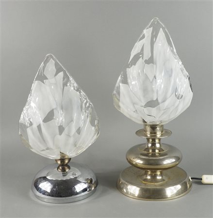 Lotto di 2 lampade da tavolo in metallo cromato con paralume in vetro a forma...